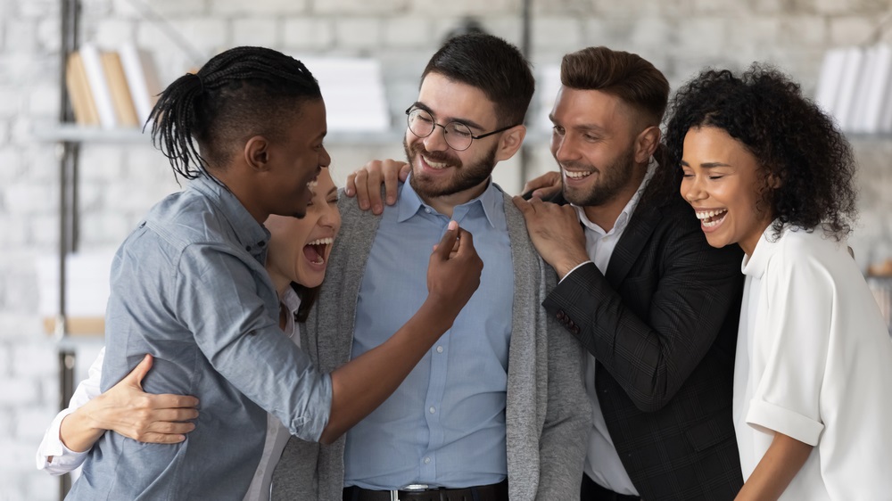 Collega’s die elkaar regelmatig omhelzen of aanraken, zijn productiever op het werk