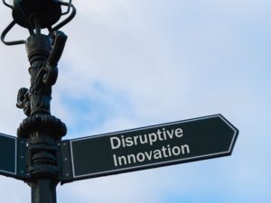 Disruptie beschrijft een proces waarin een kleiner bedrijf dat over minder resources beschikt erin slaagt om een gevestigde onderneming uit te dagen.