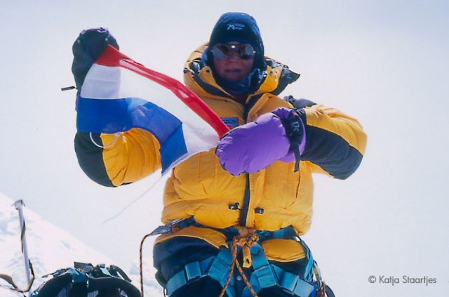 Katja Staartjes op de top van de Mount Everest