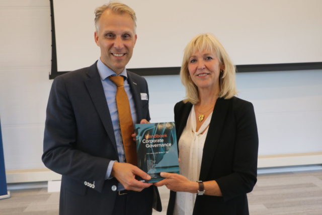 Inge Brakman krijgt eerste exemplaar handboek van Peij