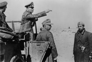 Erwin Rommel (wijzend vanuit het voertuig)