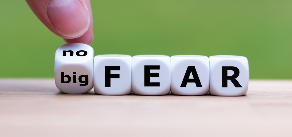 De angst om uit de groep gegooid te worden blijkt in de praktijk een van de grootste angstdrijfveren te zijn die ons gedrag stuurt. 