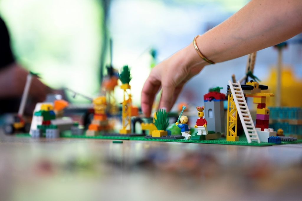 De LEGO® SERIOUS PLAY® methode maakt uitdagingen transparant door een unieke combinatie van visualisatie, participatie, storytelling, creativiteit en hands-on activiteit.