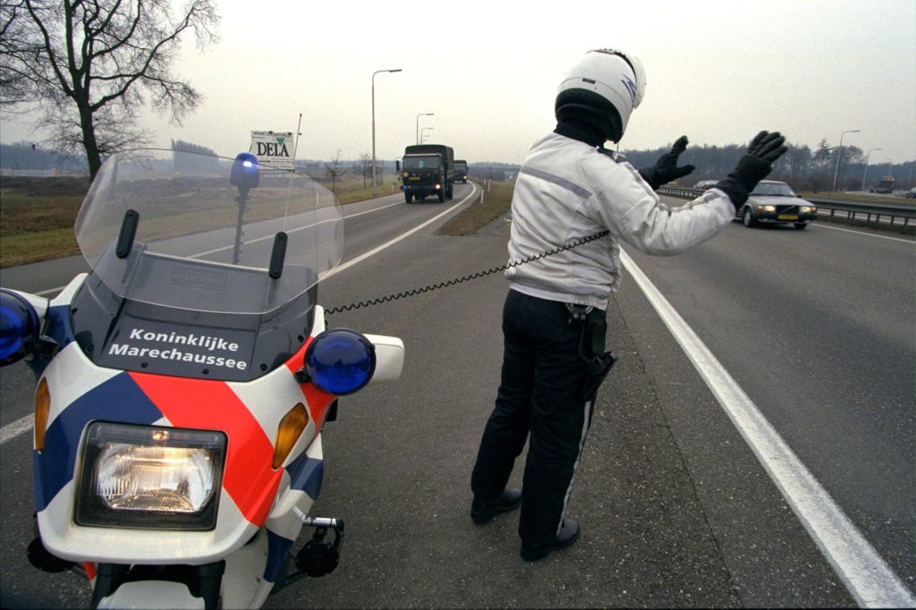 De Marechaussee begeleidt het verkeer (Bron: Nederlands Instituut voor Militaire Historie)