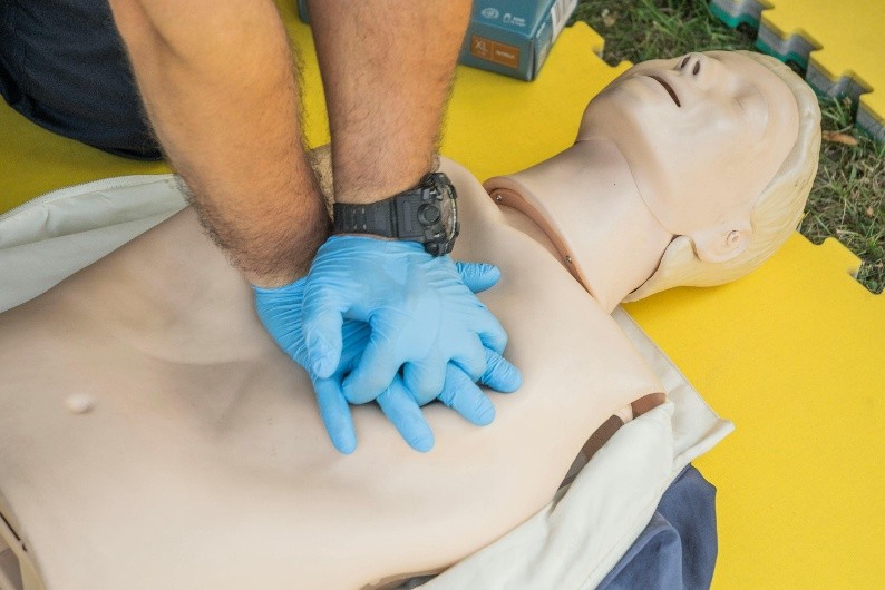 Een BHV cursus (Bedrijfshulpverlening) zorgt ervoor dat werknemers weten hoe ze moeten handelen in noodsituaties