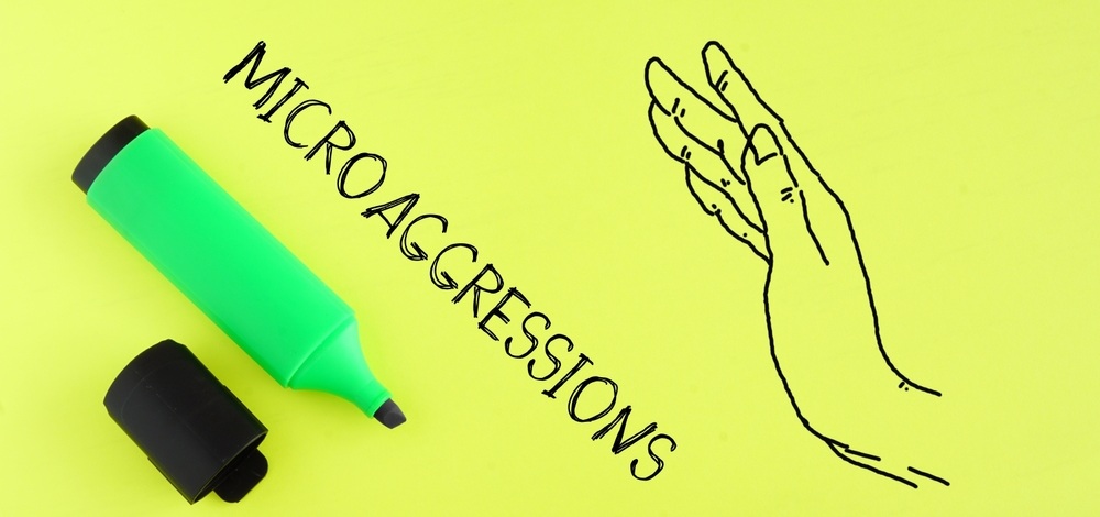 Microagressies: het op sluwe en verkapte wijze tonen van macht en superioriteit, zonder dat het tot een openlijke confrontatie komt.