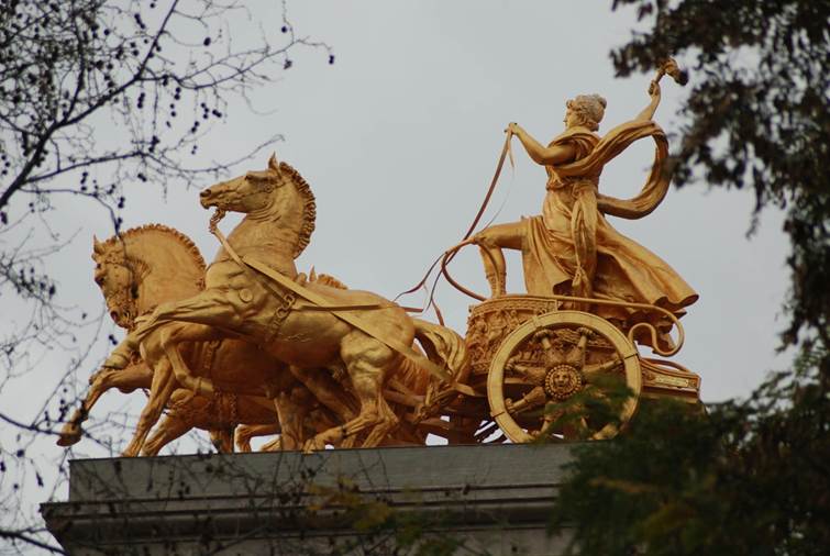 Verandering voor elkaar krijgen doe je niet top down, als een monumentaal leider, die straft, beloont en controleert.