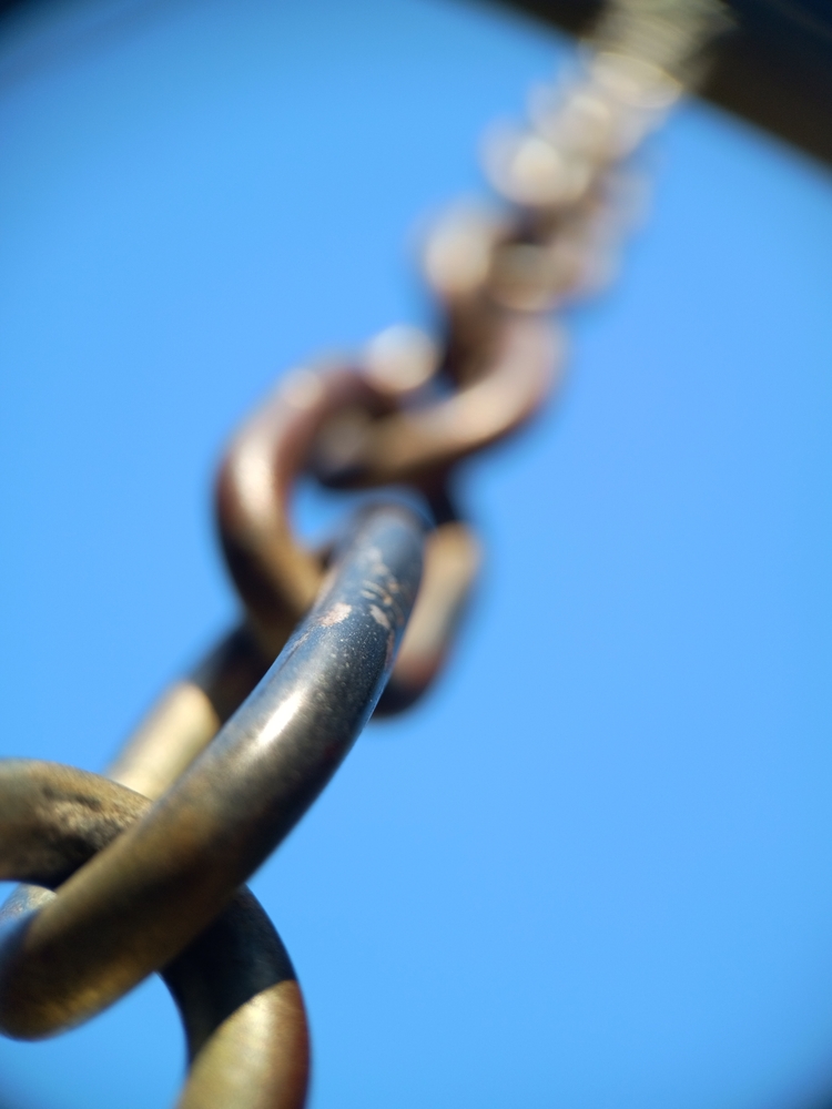 Foto met ketting: Vertrouwen opbouwen is niet een proces dat een start en een afronding heeft. Je bouwt eraan zoals je een ketting rijgt: elke keer dat je oprecht interesse toont, er echt voor iemand bent, komt er een schakel bij
