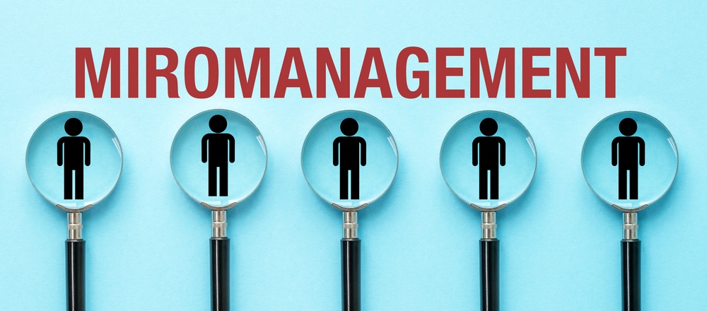 Micromanagement kan een forse prestatiedruk veroorzaken.